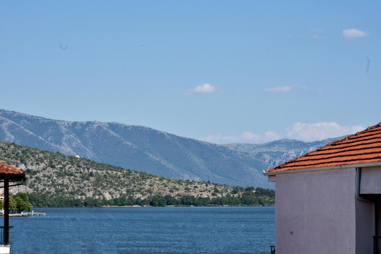 Κεντρικό Και Ευρύχωρο Οροφοδιαμέρισμα 卡斯托里亚 外观 照片